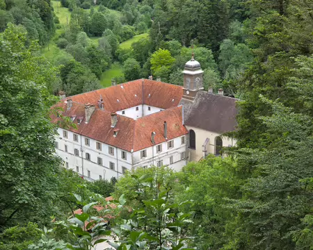 121 Vue sur le monastère et la chapelle Notre-Dame de Consolation.