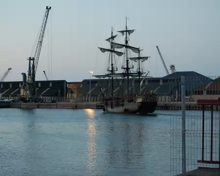 5_IMG-20260619-130 L'Étoile du Roy rentre au port. C'est la réplique d’une frégate corsaire construite en 1745. Elle apparait dans 