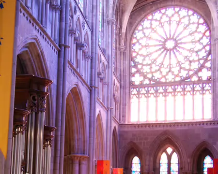 6_IMG-20260620-010 La Cathédrale Saint Vincent : son autel moderne …