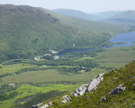 Du sommet de Diamond Hill (442 m). En bas, l'Abbaye de Kylemore.