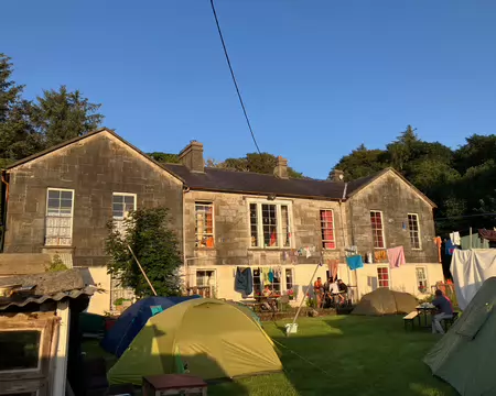 Old Monastory Hostel au soleil couchant.