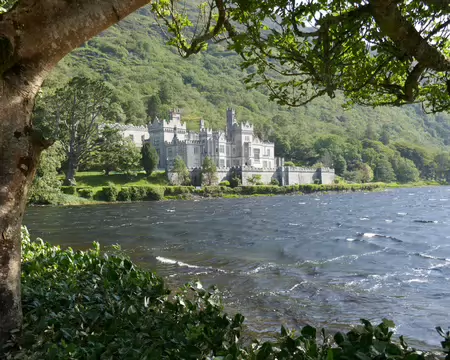 Kylemore Abbey, tout d'abord un château (1867), puis une abbaye Bénédictine (1920). u