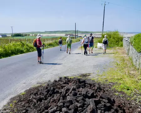 En allant vers Omey Island. Livraison de tourbe sur le pas de porte !