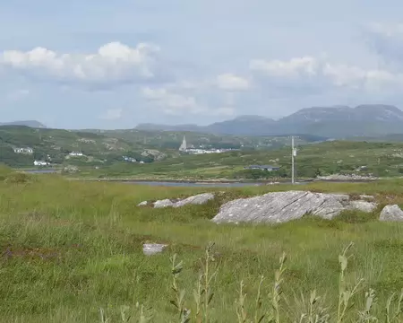 Au loin, Clifden.