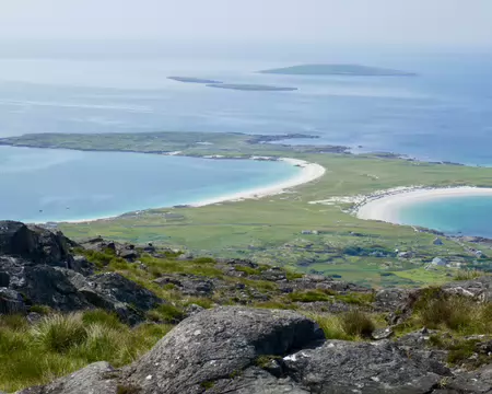 Vue du sommet d'Errisbeg Mountain (300 m). Les plages de Bogs Bay (à droite) et de Gorteen Bay (à gauche).