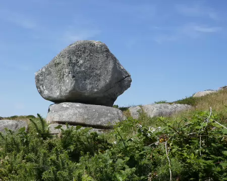 Un boulder abandonné ici par son glacier en fonte il y a très très longtemps...