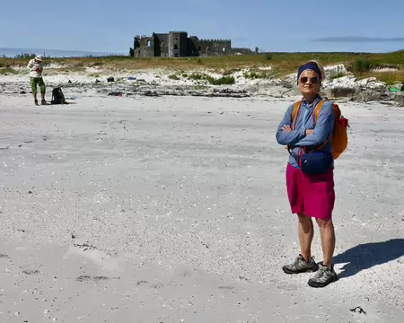 Sur la petite plage au sud de Bunowen Castle.