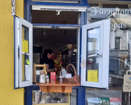 20260710_094646-01 qui côtoie un joli petit café