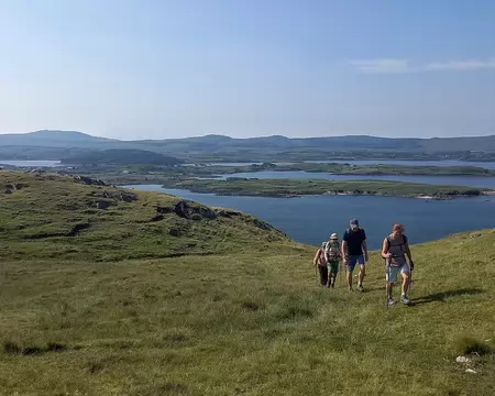 20260712_095935 Derrière nous dans la baie, l'île de Roeillaun, la presquîle qui enserre Barnadegg Bay et l'antenne de Clegg Hill à une dizaine de km.