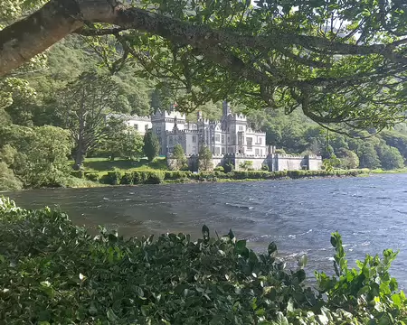 20260713_100501-01 Kylemore Abbey au bord du Pollacappul Lough
