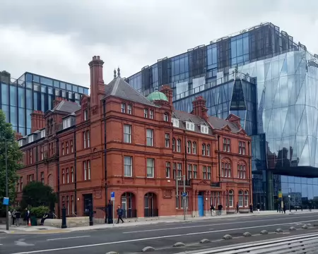 20260721_141202-01 Ancien/contemporain. Salesforce tower 2023 (entreprise tech américaine) et ancien British Rail Hotel.
