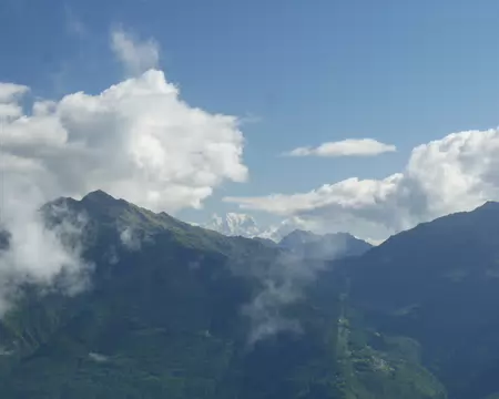 2026-08-22-10h37m56 Un passage dégagé offre un point de vue vers le Mont Blanc