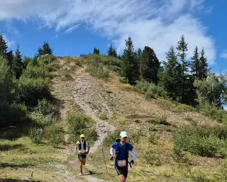 2026-08-22-12h22m03 Des coureurs du maratrail