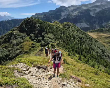 2026-08-22-13h46m39 Les coureurs dans la pente