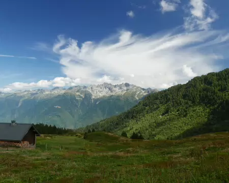 2026-08-22-14h25m07 Le refuge d'Arbarétan et le massif de la Lauzière