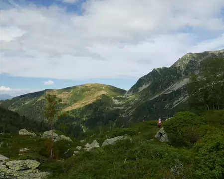 2026-08-22-16h16m05 Là ils descendent de la Perrière et voient la file qui monte doucement au col de la Perche