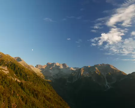 2026-08-22-20h12m27 La lune au dessus du col de la Pierre