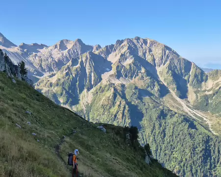 2026-08-23-09h30m11 Qui se doute encore qu'on va aller chercher le col du Crozet qui est tout en haut à gauche de l'image ?