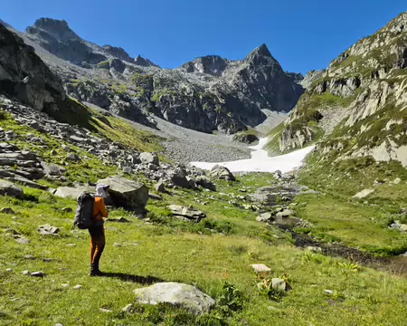2026-08-23-11h52m17 Puis le vert alpage devient blanc névé, l'encadrant recherche les cairns ou la trace idéale