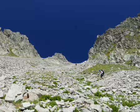 2026-08-23-14h14m22 Et le terrain se complique un peu lorsque la pente s'amenuise