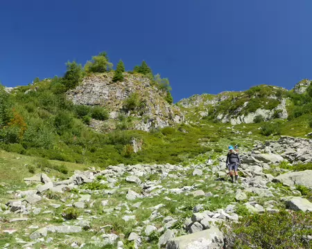 2026-08-23-15h50m58 On trouve un cheminement pour descendre en passant dans un torrent asséché au sud de Jérusalem