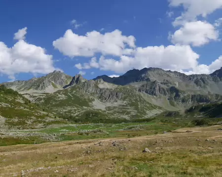 2026-08-23-16h43m21 Vue vers le vallon de la Colombière (pic sud du Merlet, rochers des Pâtres, montagne de l'Aup du Pont)