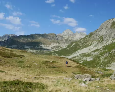 2026-08-23-17h22m35 A l'approche du lac du Morétan inférieur, vue sur la pointe et la dent du Bacheux