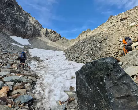 2026-08-24-09h53m42 Puis on débouche sur une partie en pente plus faible recouverte de neige