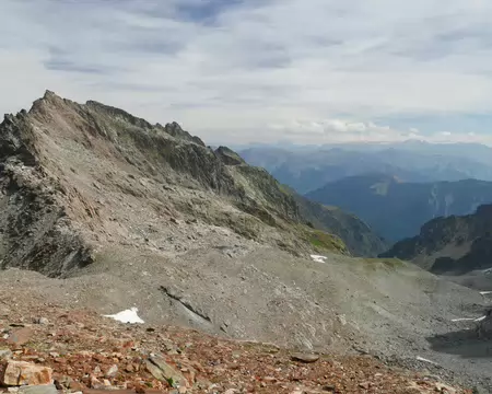 2026-08-24-12h56m13 Vue sur le Charmet de l'Aiguille et l'ancien glacier du Puy Gris avec au loin le massif de la Vanoise