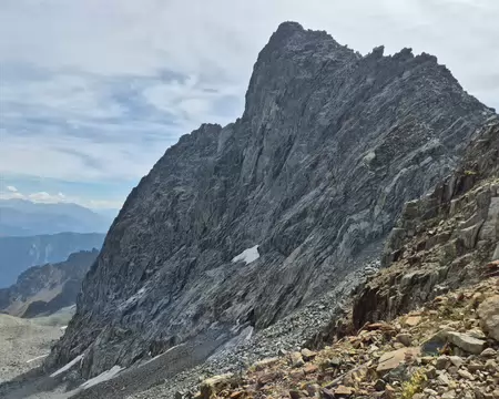 2026-08-24-12h56m51 Arête ouest de Puy Gris (T5 ?). Un père et son fils ont fait demi-tour, beaucoup de rochers tombent.