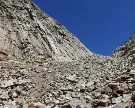 2026-08-24-13h51m34 Un couloir de cailloux colorés