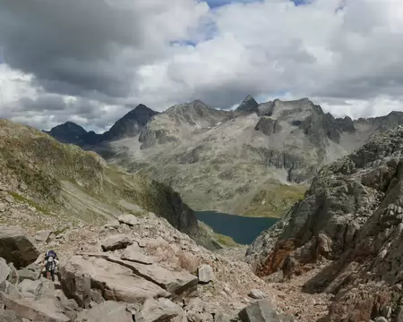 2026-08-25-14h59m05 Le balisage GR indique le chemin à emprunter entre les gros blocs