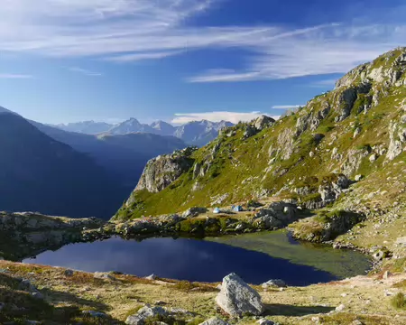 2026-08-26-08h34m15 Le lac de la Coche avec ses tentes