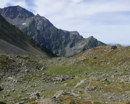 2026-08-26-11h40m05 En face, le col de la Sitre où passe le GR738