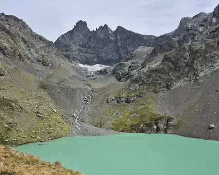 2026-08-26-14h25m15 Le lac blanc et le galcier de Freydane sous le grand pic de Belledonne