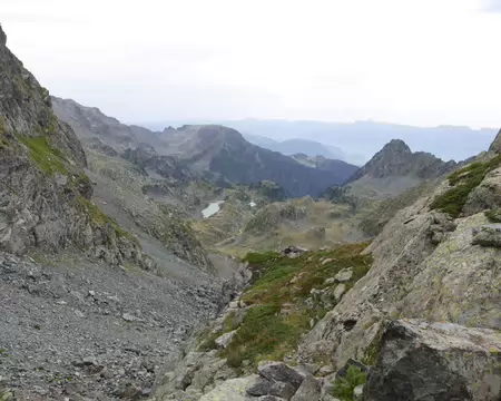 2026-08-26-16h24m33 Le sentier se transforme en trace ovine avec un angle inédit sur la plaine/vallon de la Pra