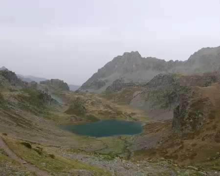 2026-08-27-08h22m59 Puis on le délaisse pour une sente à brebis, le lac Claret en contrebas