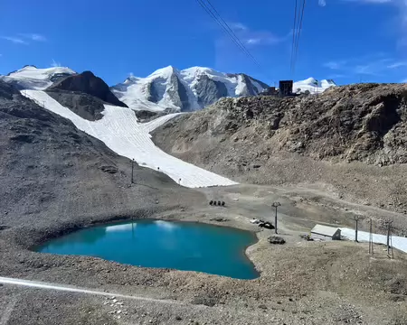 20260819111802-WA0026 Les plaques de neige sont recouvertes de bâches blanches, ça fond moins vite, il en restera cet hiver pour le ski...