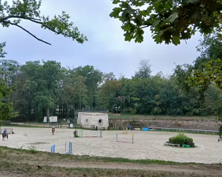 004 A l’extrémité de l’avenue Albine, les Caves du Nord (XVIIème siècle), classées monument historique, sont les vestiges de l’ancienne Entrée du Roi créée par...