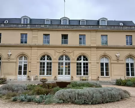 015 Le château du Val (XVIIème siècle), ancien relais de chasse de Louis XIV construit par l’architecte Jules Hardouin-Mansart. Ce château abrite un hôtel 4 étoiles...