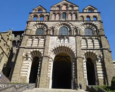 P1230528 Façade de la Cathédrale de style roman, fin XIIè s.