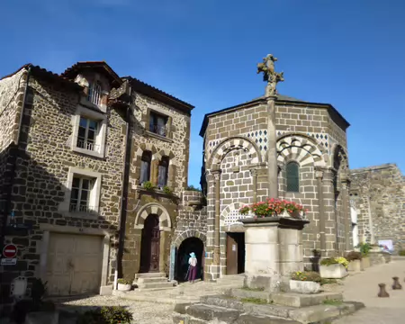 P1230543 Ancirenne mairie, chapelle Saint-Clair et croix du XVè s., Aiguilhe
