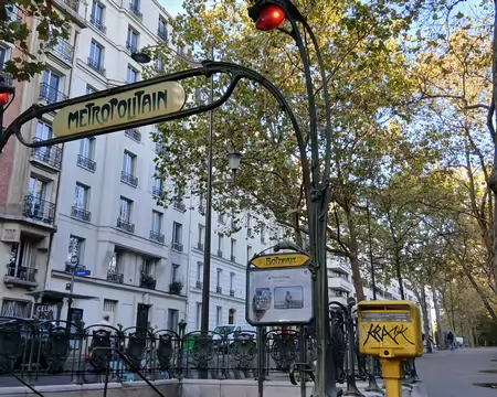 001 Rendez-vous à la station de métro Botzaris (Paris, 19ème) pour une visite guidée du parc des Buttes-Chaumont et de la butte Bergeyre