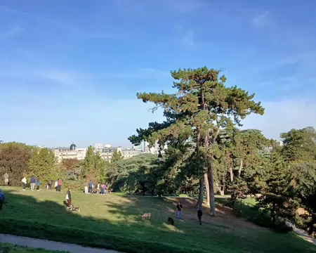 005 Ce parc à l’Anglaise a été créé dans le cadre des grands travaux d’Haussmann afin d’offrir un lieu de promenade aux classes populaires de l’est parisien