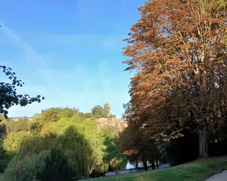 006 Très vallonné, ce parc a été aménagé par Adolphe Alphand à l’emplacement d’anciennes carrières de gypse