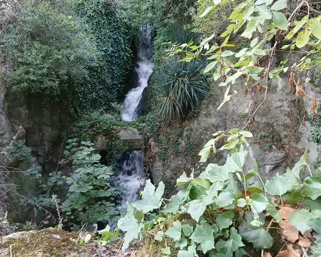 012 Petite cascade artificielle alimentant le lac