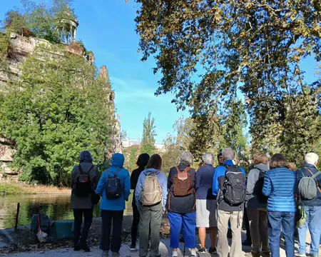 021 Le groupe, de bleu vêtu, écoute attentivement Patrick, notre conférencier