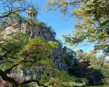 024 Point culminant du parc, le grand rocher avec le Temple de Sibylle, à 50 m au-dessus du lac
