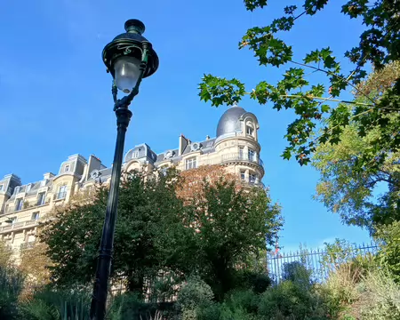 026 Un immeuble post-haussmannien vu du parc des Buttes-Chaumont