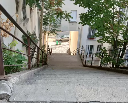 030 Depuis la rue Manin, l’accès à la butte Bergeyre se fait par un escalier
